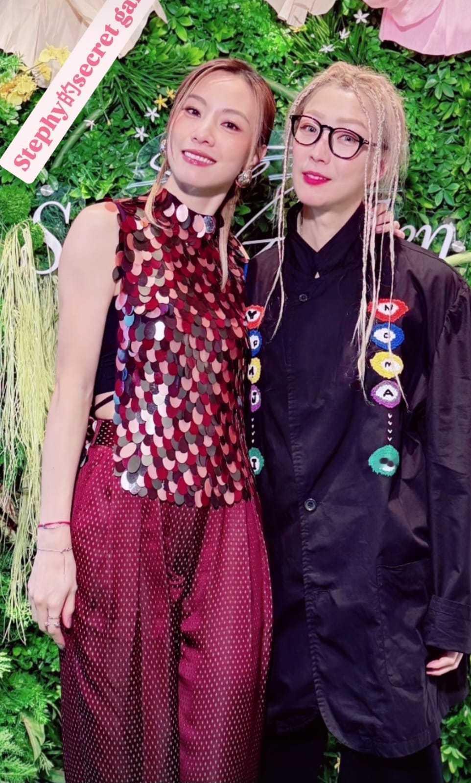 郑秀文与邓丽欣。 