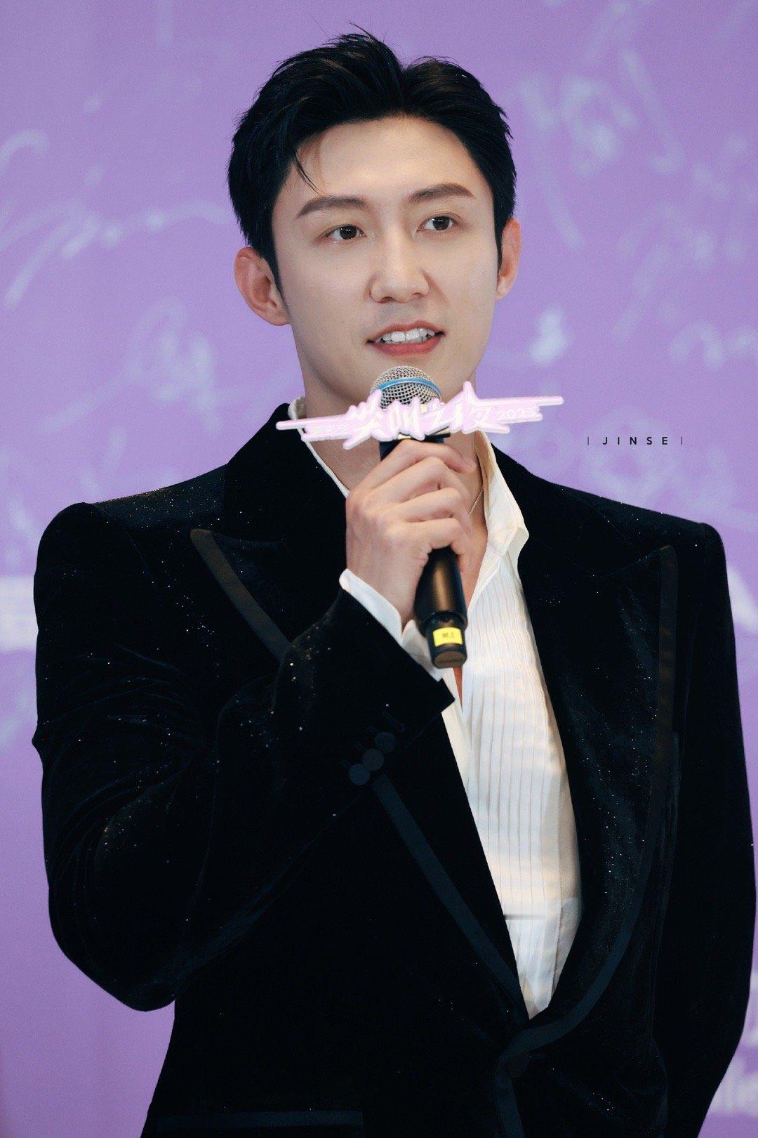 黄景瑜张凌赫你俩说啥呢谁能想到有天梦看到黄景瑜跟张凌赫同框两张权威的脸对我眼睛太