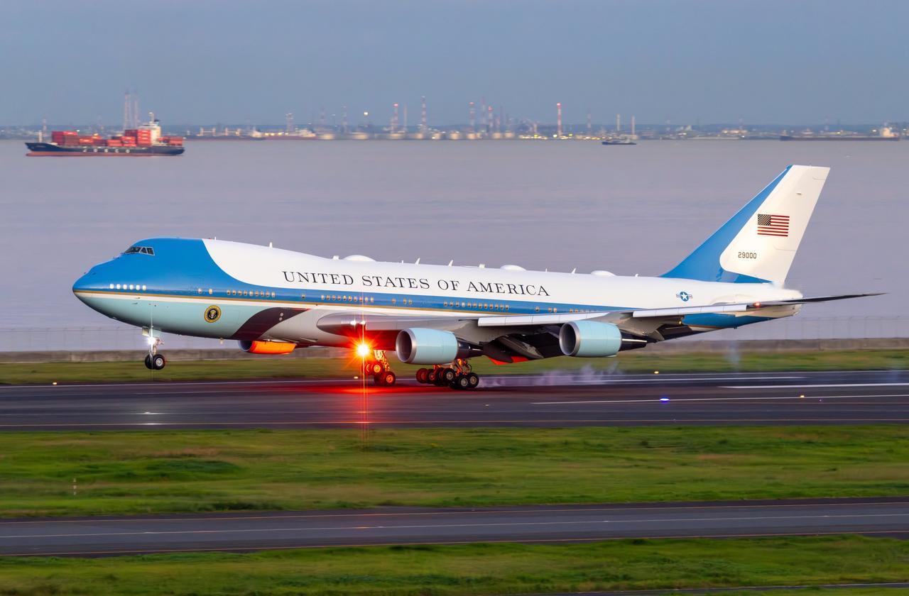 相似角度的空军一号VC-25 (92-9000) 起降