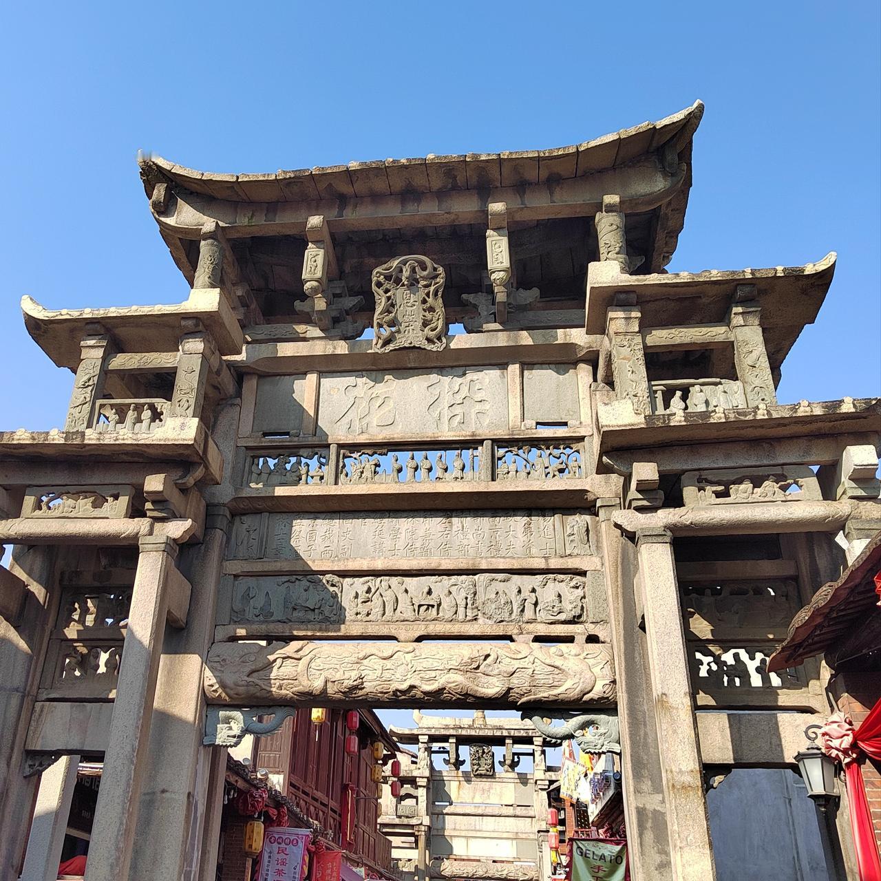 周末便是清明节了。每年清明，上午我们会去大爷爷和太爷爷的墓地祭扫，下午则前往爷爷