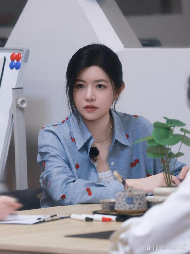 陈妍希完全没有妈妈的成熟厚重感，蓝色刺绣衬衫搭配短裤，时髦清爽超减龄。 