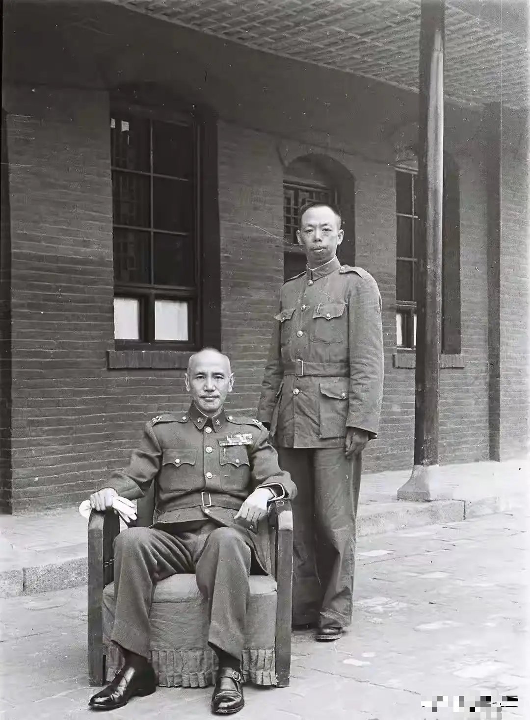 1947年，李日基和蒋介石的合影，他是胡宗南心腹，顺应历史大势 