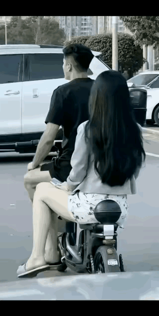 这就叫“回头一笑百眸生”吗
开车上哥跟本不知自己后座上小妹头在演驿着回眸那一刻的