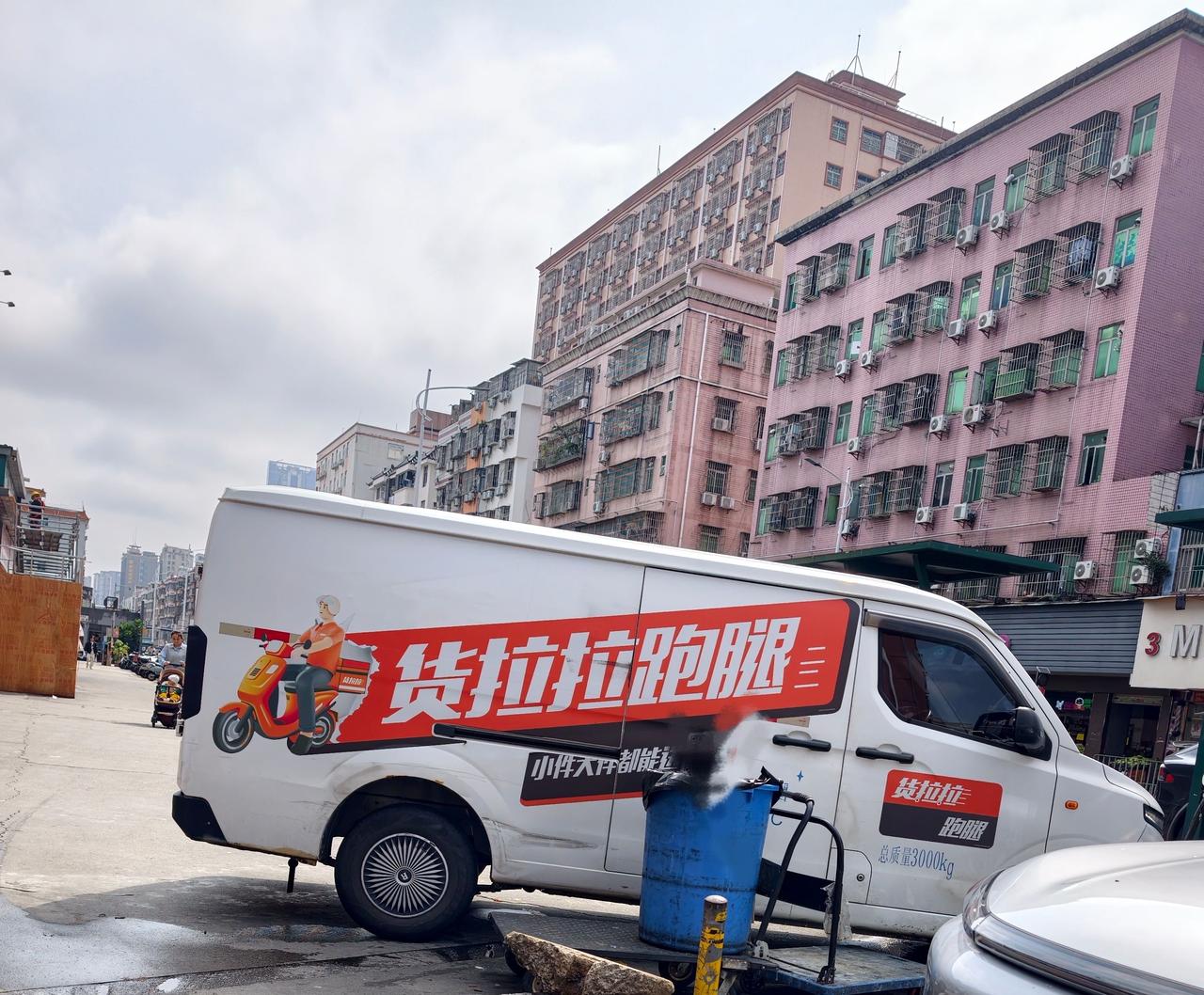 今天路过看到一货拉拉车，也有劳斯莱斯的梦想，希望他加油，早日实现！