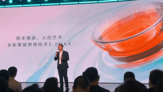 人生净界 华帝厨电好用好看好清洁 报！张凌赫空降华帝品牌发布会了，现场还直接上手