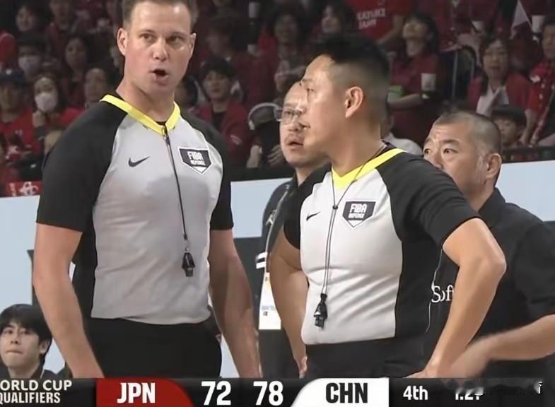 世预赛中日对决，这裁判黑的，连央视解说刘星宇都看不下去了，直呼:你裁判再吹三个违