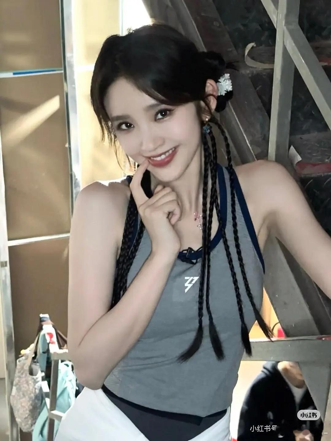 唐艺昕的长发造型好漂亮，支持多多长发 