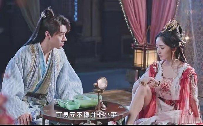 想问这个腿为啥要露的这么刻意，明明很美的画面却被一条腿毁了…… ​ ​​​