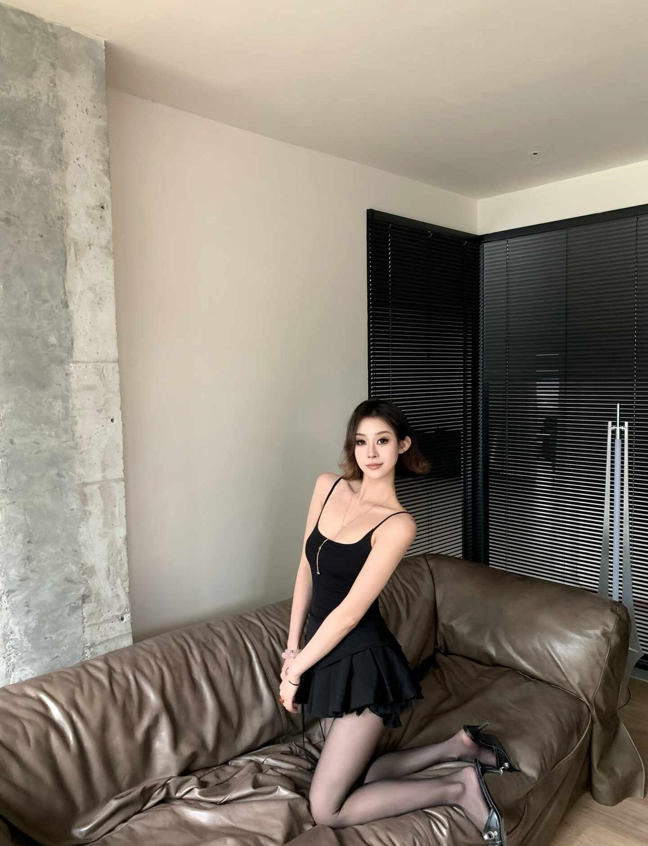 🖤小黑裙
ootd
小黑裙