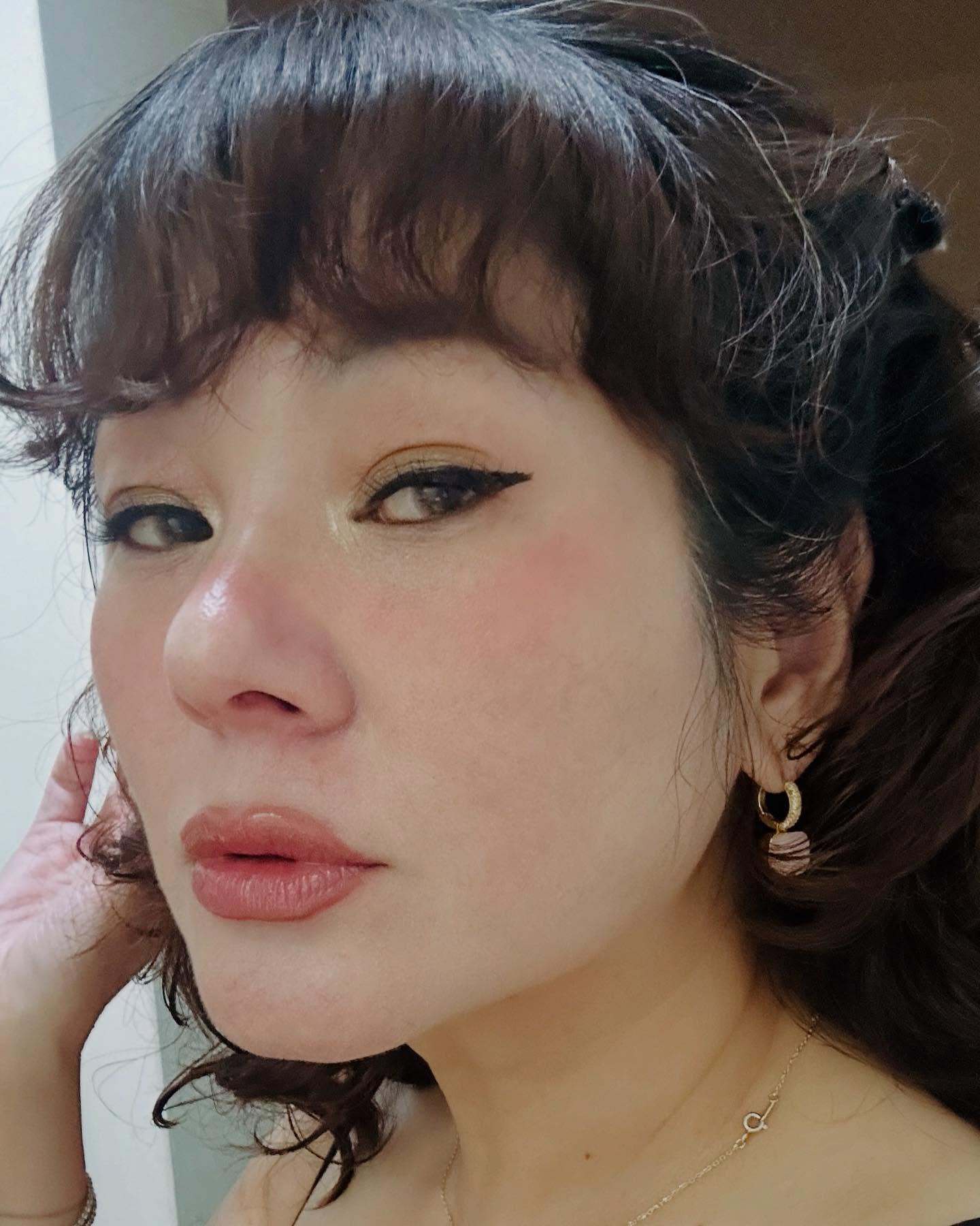 Vicky晒自己原相机零修图妆容“有点喜欢今天自己画的妆捏～” ​​​