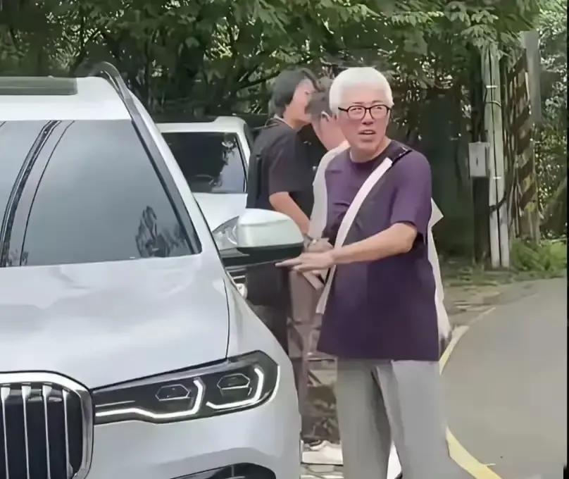 张信哲瘦到脸颊凹成坑，去年后台视频一出我差点没敢认。
58岁的人被镜头怼脸，眼袋