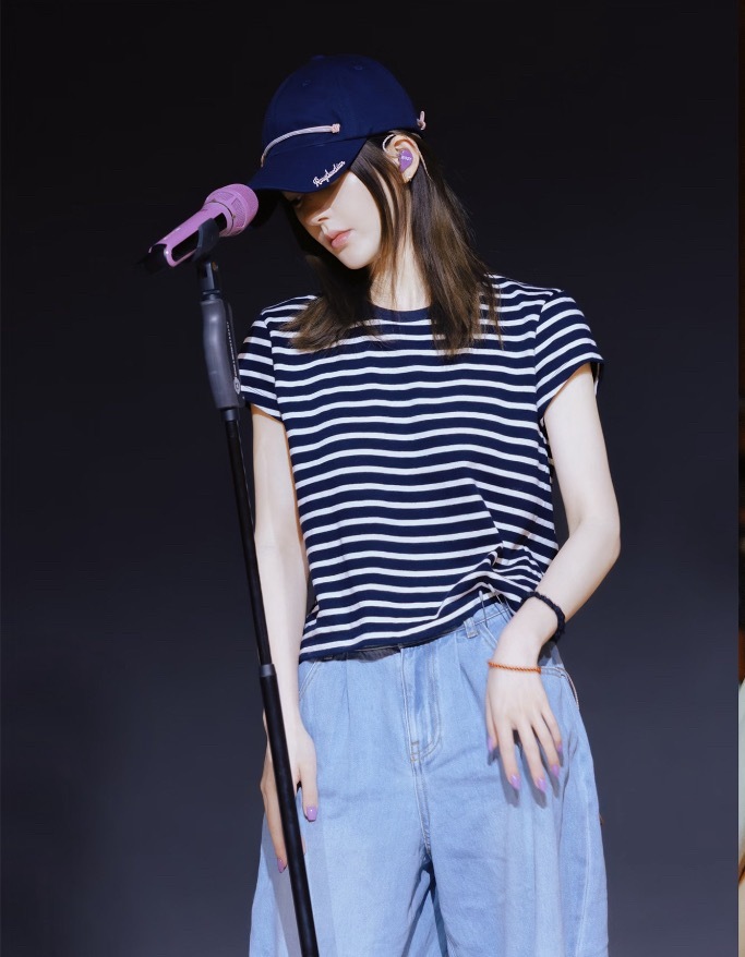 露思今晚演唱会准备出圈多少套造型…此女一件工作服都被追着问链接 