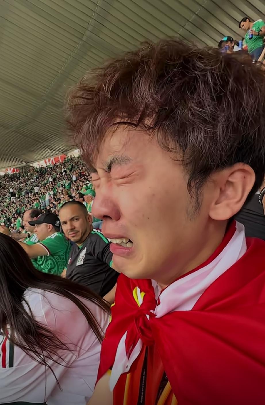 中国球迷在世界杯开幕上又哭又笑！不知道为谁哭，也不知道为谁笑。
只是有一点不理解