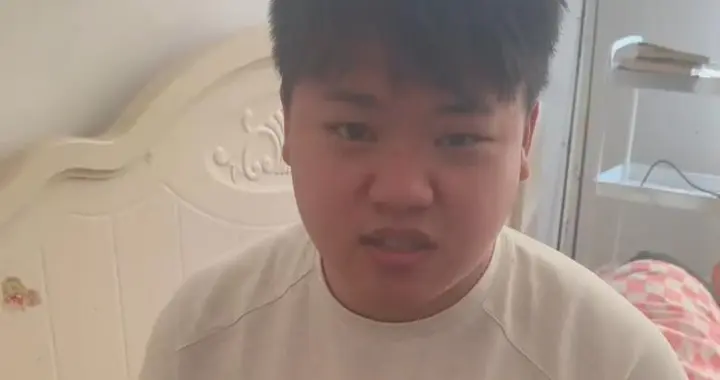 人贩子“梅姨”落网，被拐儿童钟彬得知消息后激动到吐了，“对她的怒火一直压在心里，她应得到惩罚”