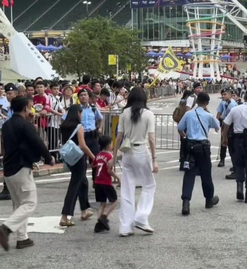 奚梦瑶5岁儿子身高奚梦瑶和5岁儿子牵手走，小孩瘦瘦高高好长一条！温馨～ ​​​