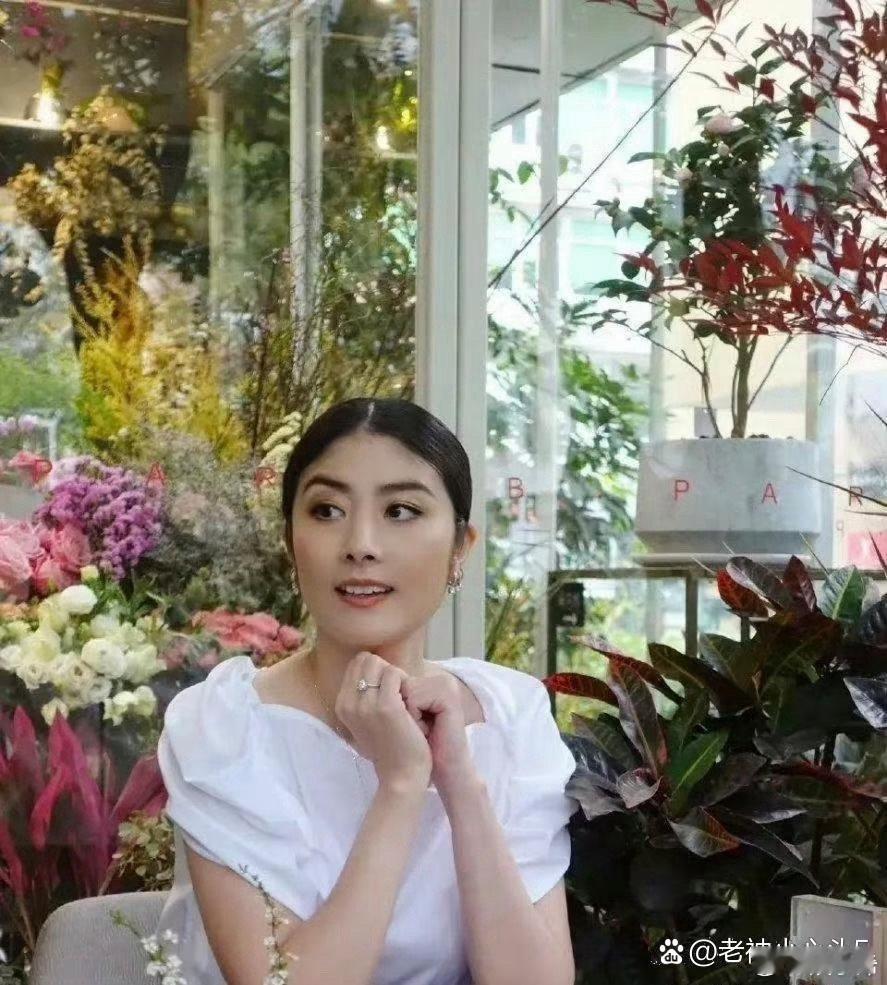 五十岁的陈慧琳在花店忙碌，依旧年轻充满活力 ​​​