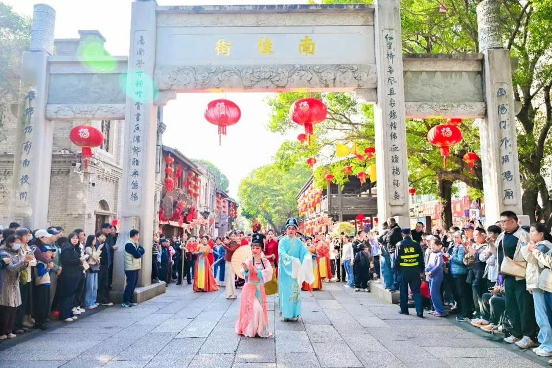 【福州元宵节绿色出行指南来了】

第二十四届“两马同春闹元宵”灯会在船政文化景区