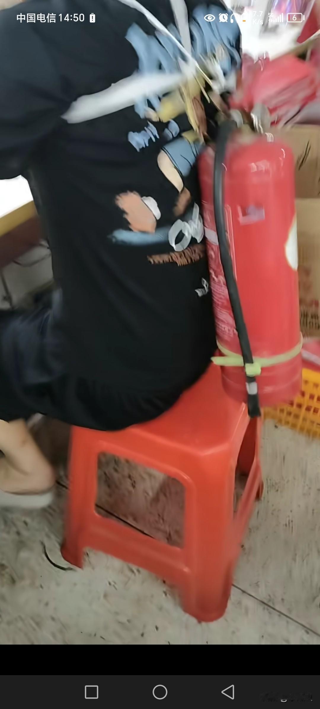 这样上班踏实多了，灭火器不离身。