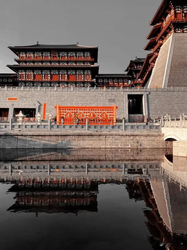 “鸳鸯帐下香犹暖，铜雀台边梦已寒”，这对仗工整，意境也绝了。鸳鸯帐往往是夫妻或情
