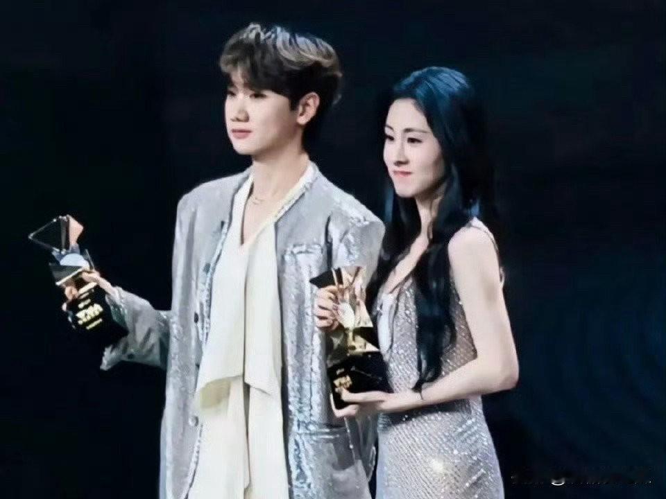 年轮身上有点子东西
先是把原唱bi 了，现在把原创也bi了，怎么也没想到年轮的寿