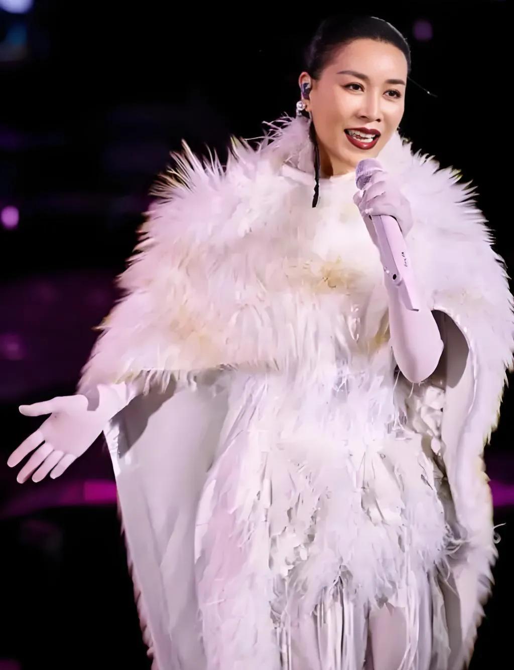 那英，实至名归的歌王，天后级歌手！
澳门演唱会更是座无虚席，
曾经的评委老师呢❗