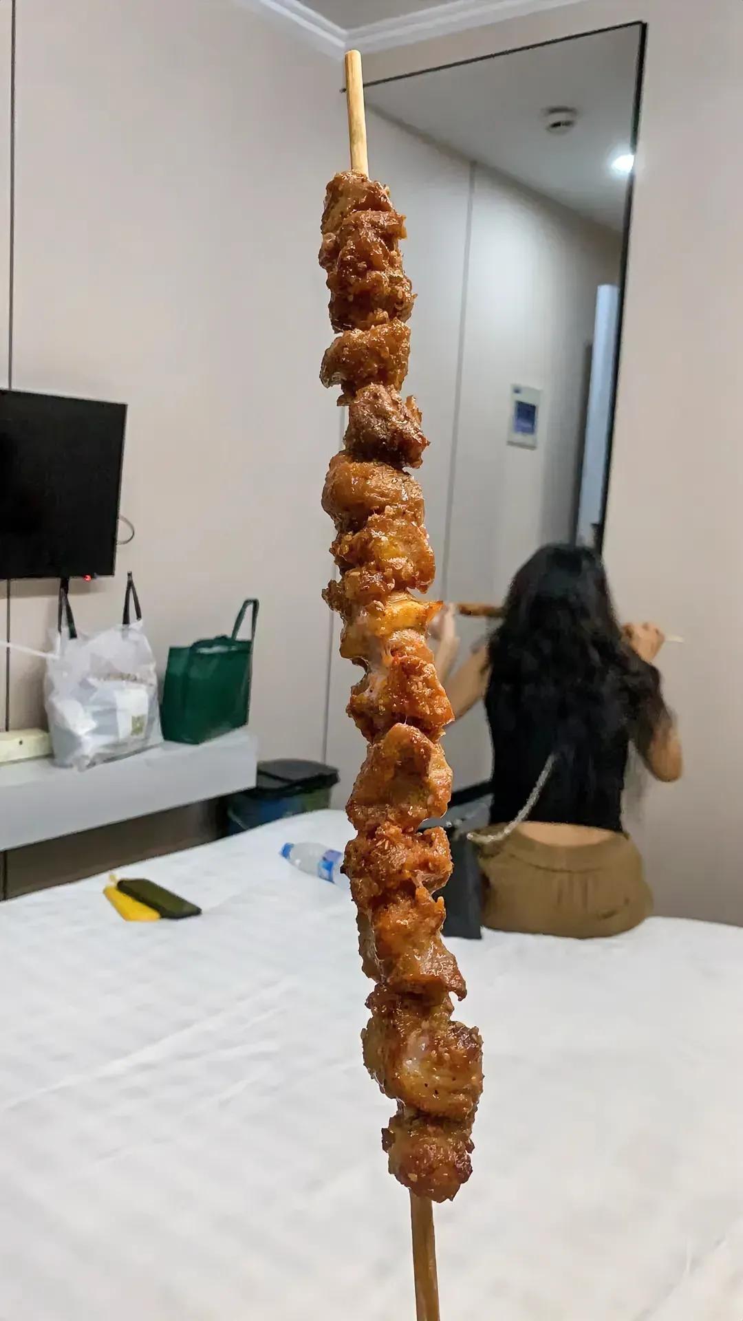 这么大肉串，怎么看着不像羊肉呢？