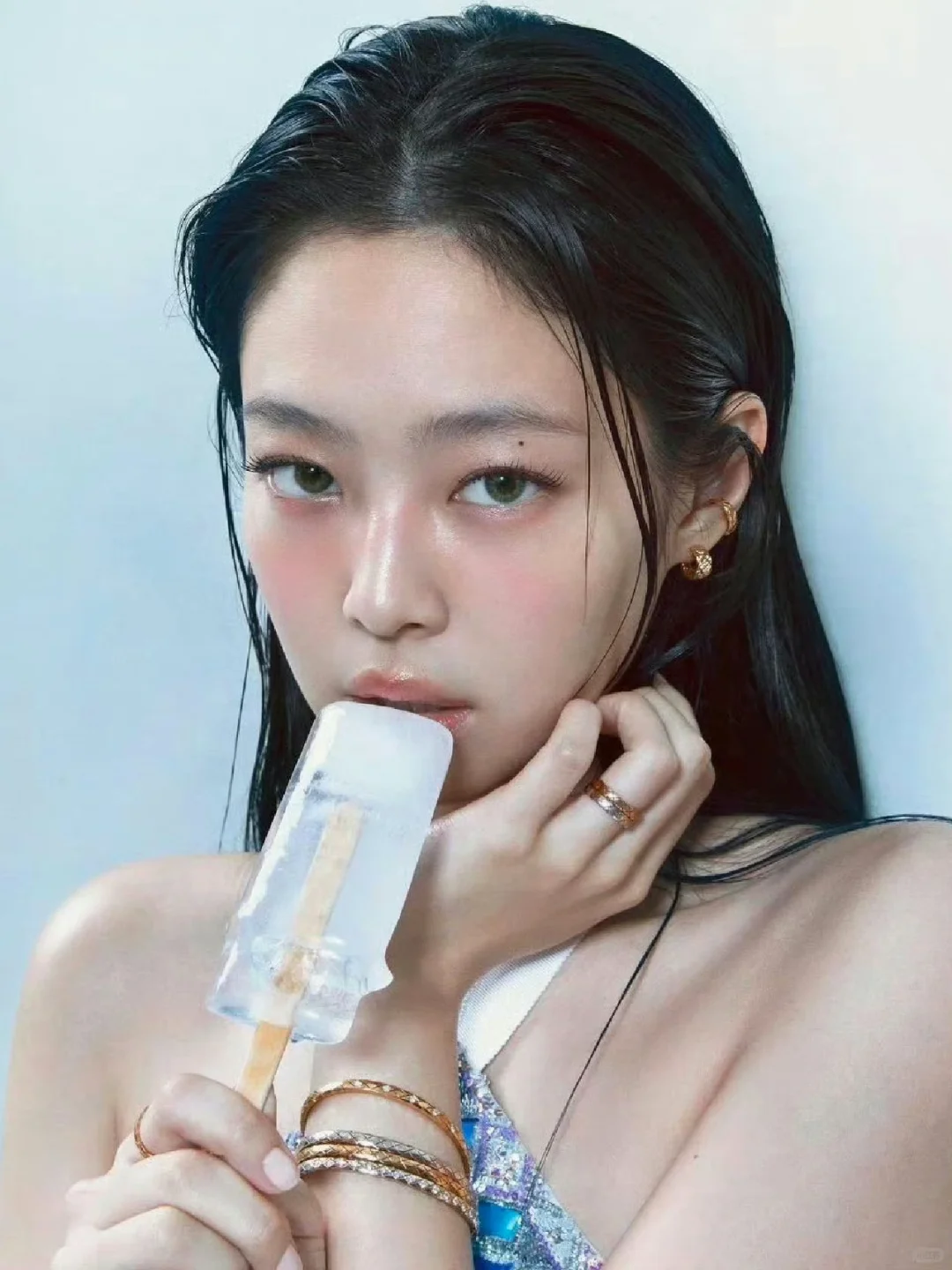 Jennie杂志大片，白丝+湿发，妮这表现力啊
