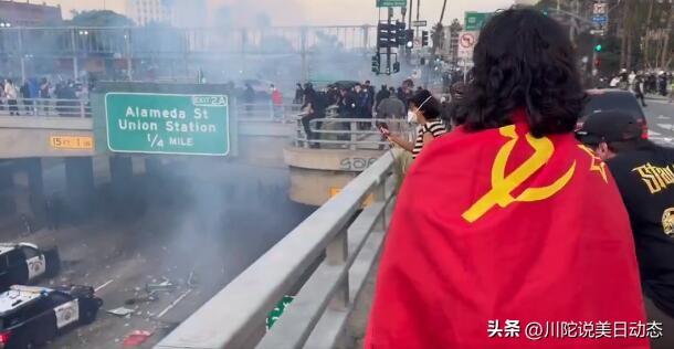 在洛杉矶街头抗议中，有人把苏联国旗拿出来了，可以看出加州地区对驱逐移民计划的不满