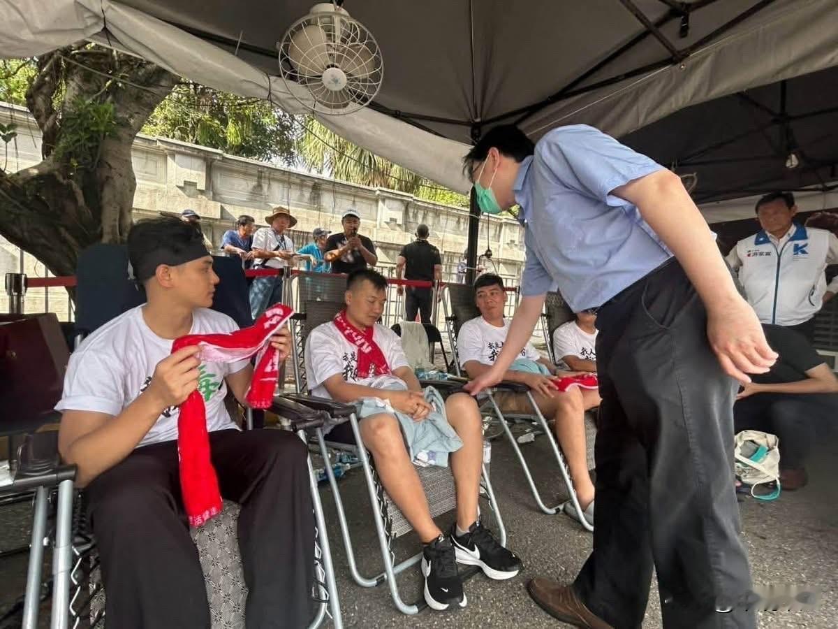 国民党今（23日）再次派医疗团队医师亲临现场，替绝食台北市议员杨植斗和三名参选议