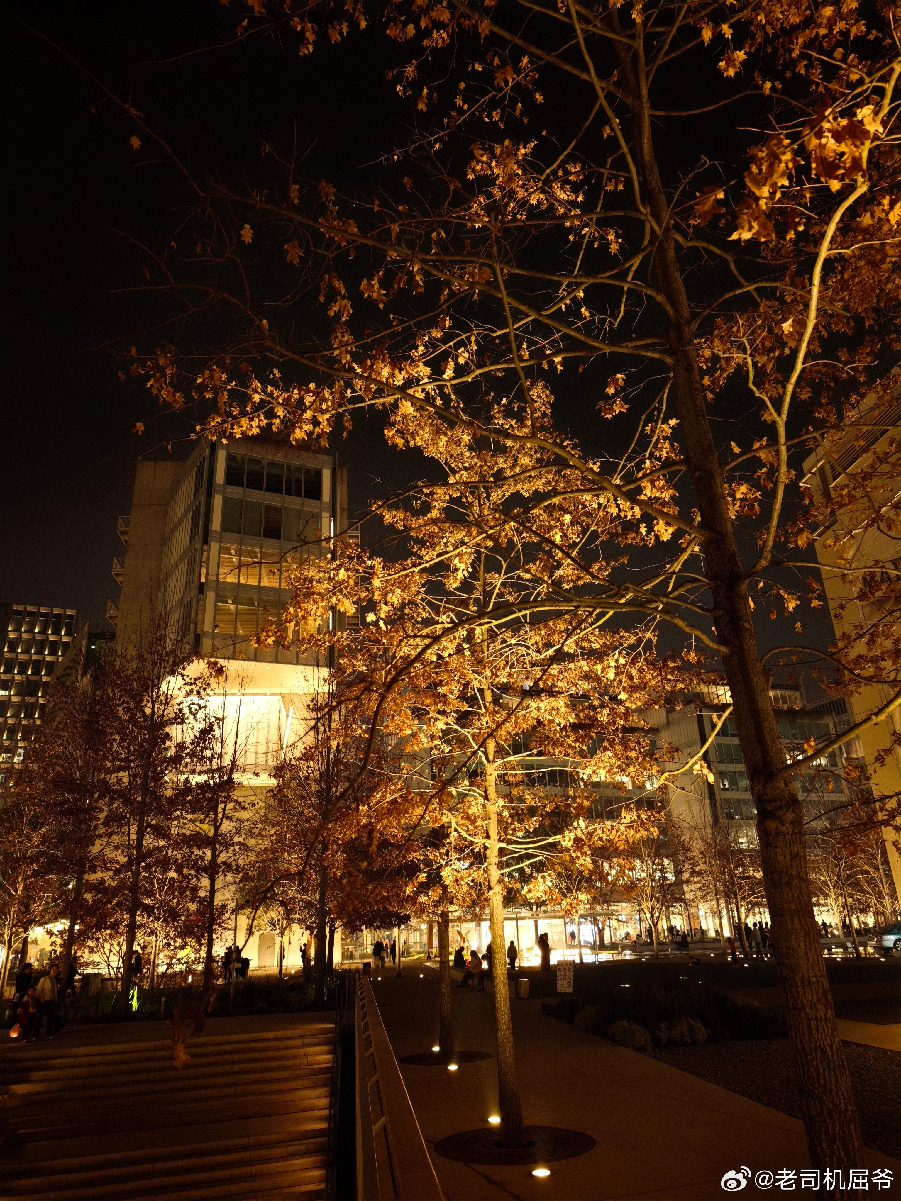 给大家讲个故事2年前我参加了一场发布会车企主心骨人物在台上说“现在新能源汽车都在