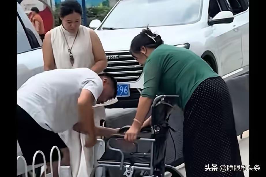 视频外一家人其乐融融，视频里一家人鸡飞狗跳，视频里的东西那是刻意的扮演，而网友随
