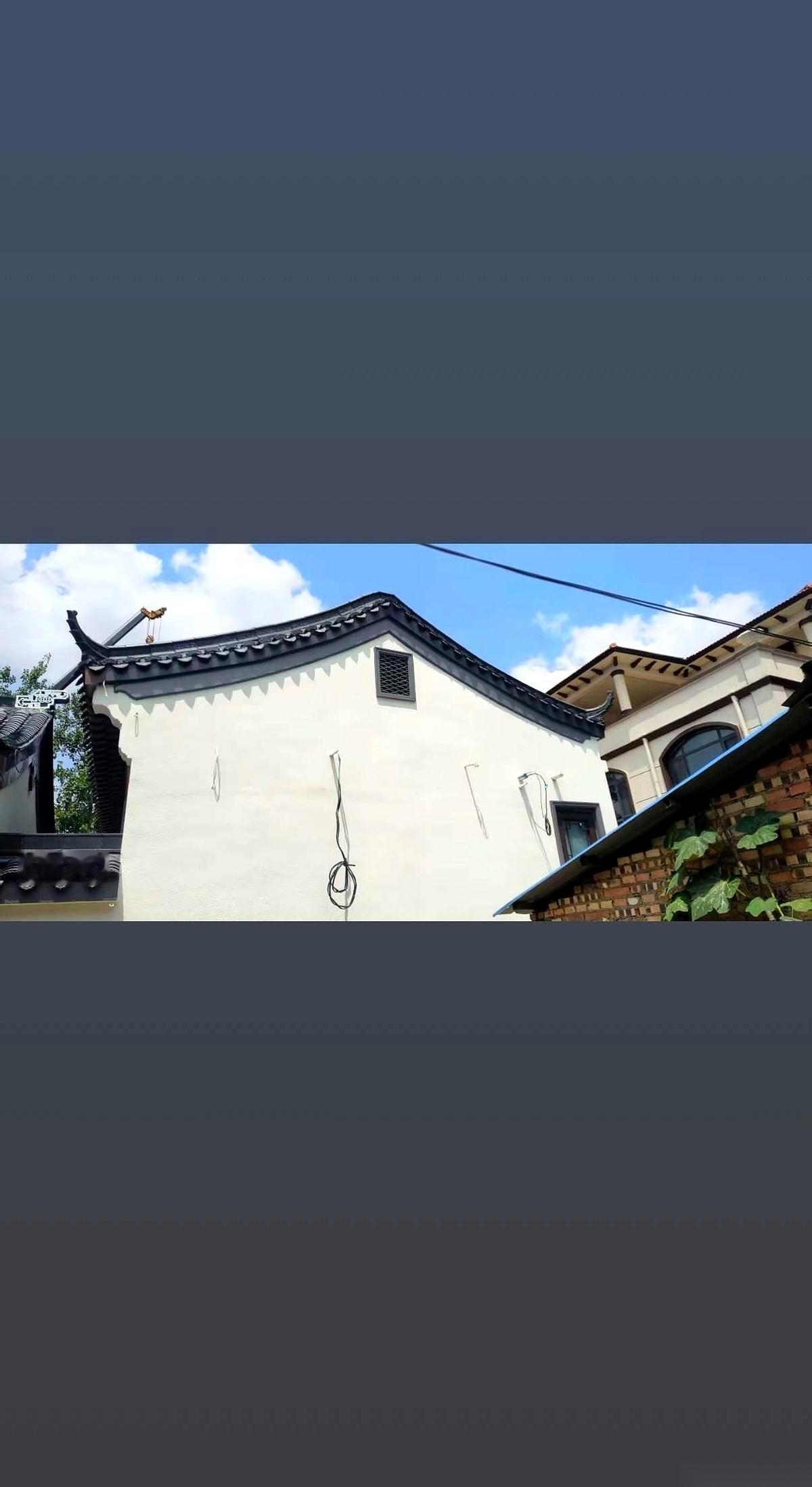 网红麦小登回老家盖的那栋房子，大概是全网最让人憋屈、又最解气的一出戏。
明明是自