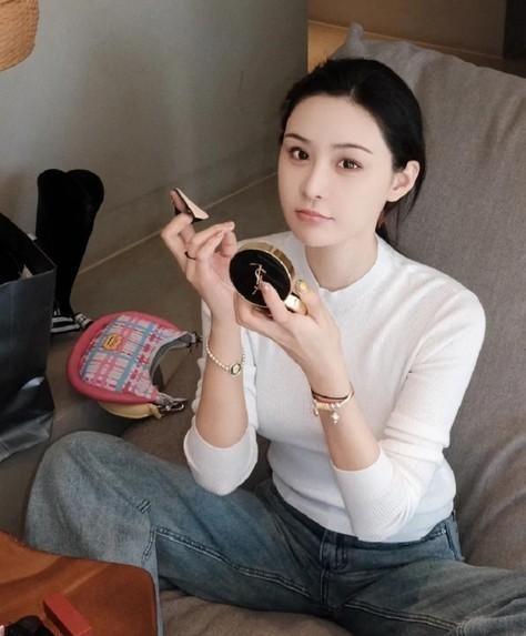 人家随口一句话，有人却连夜发了五条动态去怼。
这事儿，在咱们普通人的朋友圈里也经