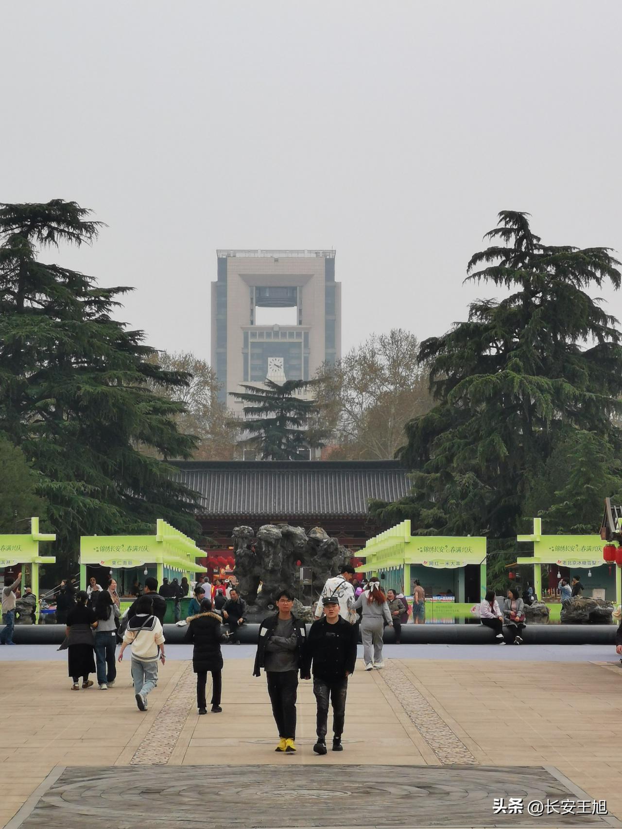 兴庆宫，是我魂牵梦绕的地方，十八岁我就读对面学校，整整四年与兴庆宫相伴，太幸福了