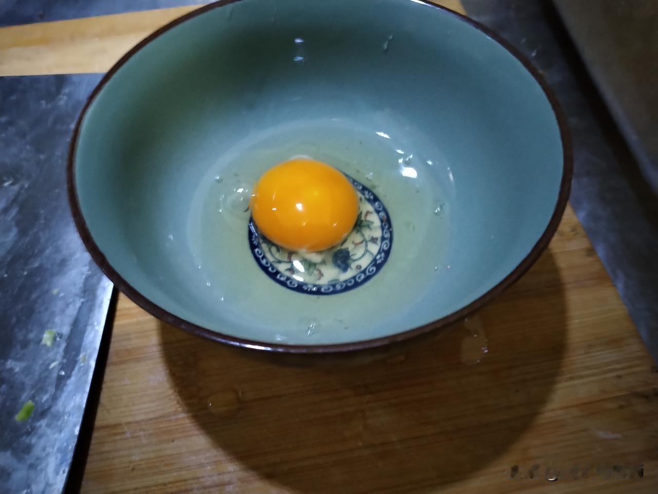 晚餐做的是半根苦瓜炒三个鸡蛋。我先把苦瓜切成薄片，放入锅里炒熟。
打鸡蛋时，我先