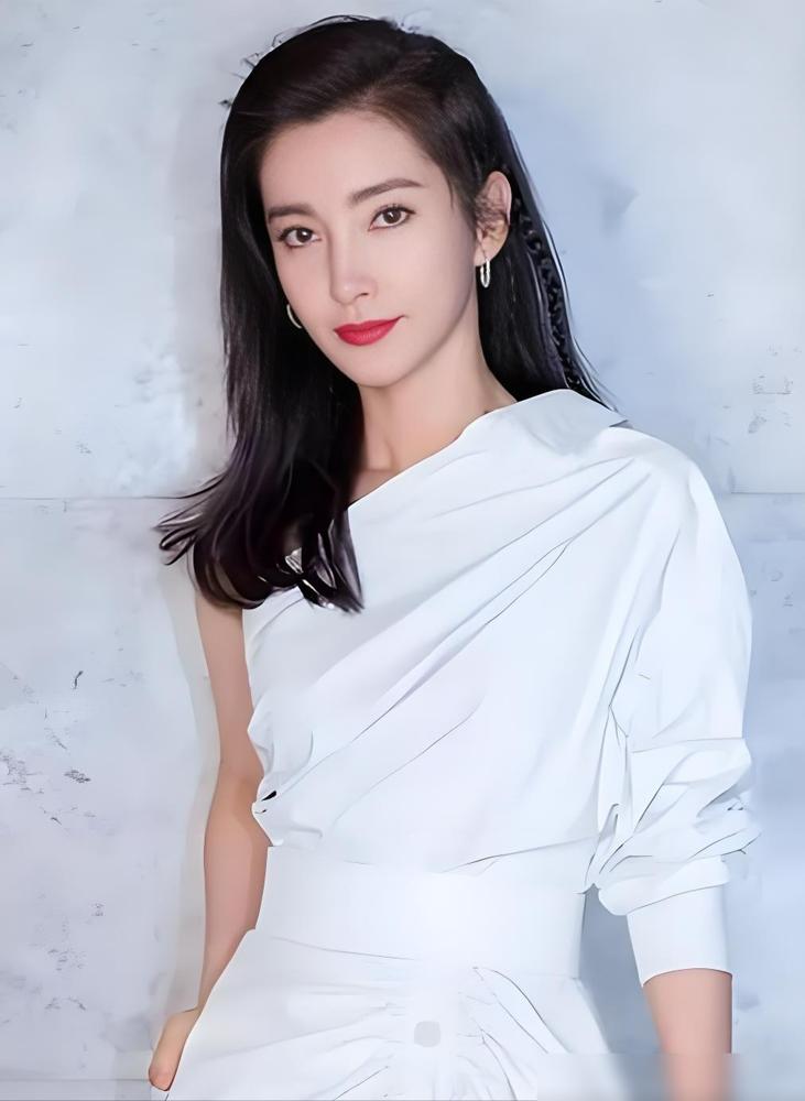 连续高烧咳出一滩血，扁桃体烧出白斑她只歇三天就滚回片场。你以为这是惊悚片，这是李