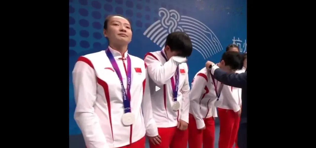 中国羽毛球队永远都不要忘记这一幕，一帮嘲讽国羽的韩国人，还有何冰娇的哭泣。#亚运
