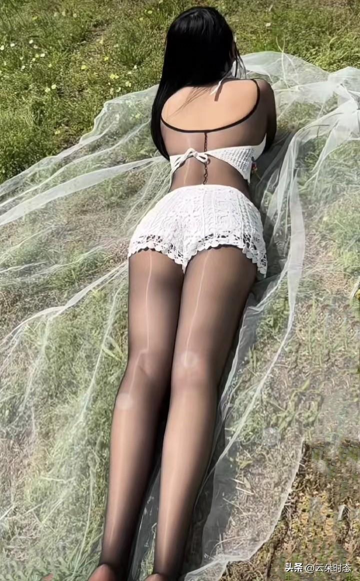 春天到了，又到了春游的时候了。
春日的阳光漫过青草，把温柔都铺在这片草地上。白纱