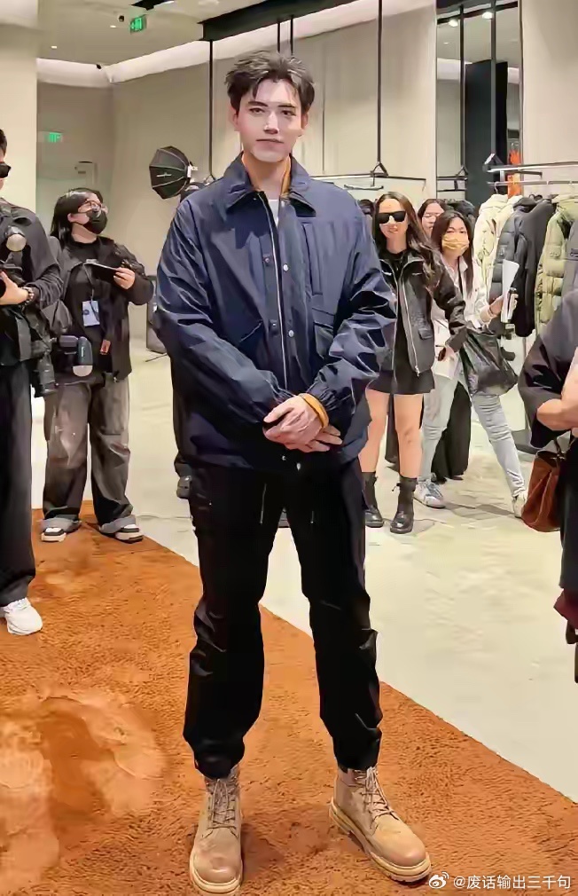 镜头是真的会骗人，更是会把人“丑化”。陈飞宇这孩子，现实中见一面，直接能给人整不