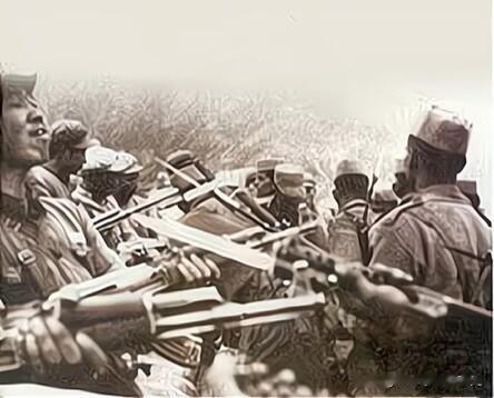1962年，对印自卫反击战爆发前双方士兵对峙的场景，其中一位边防军战士咬着牙，怒