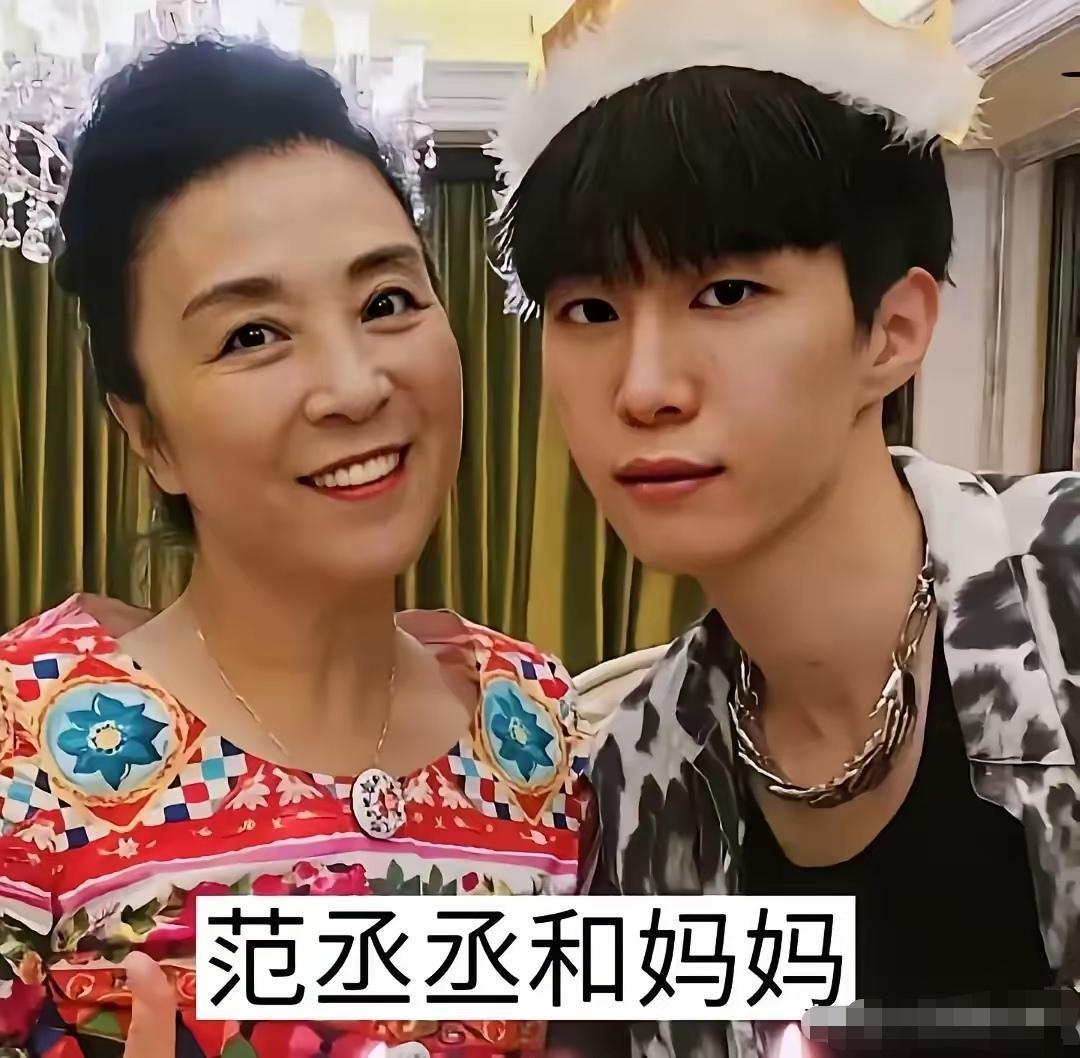 都说儿子大多随妈妈，看完这几组母子合照，瞬间感受到基因的奇妙力量。范丞丞和妈妈站