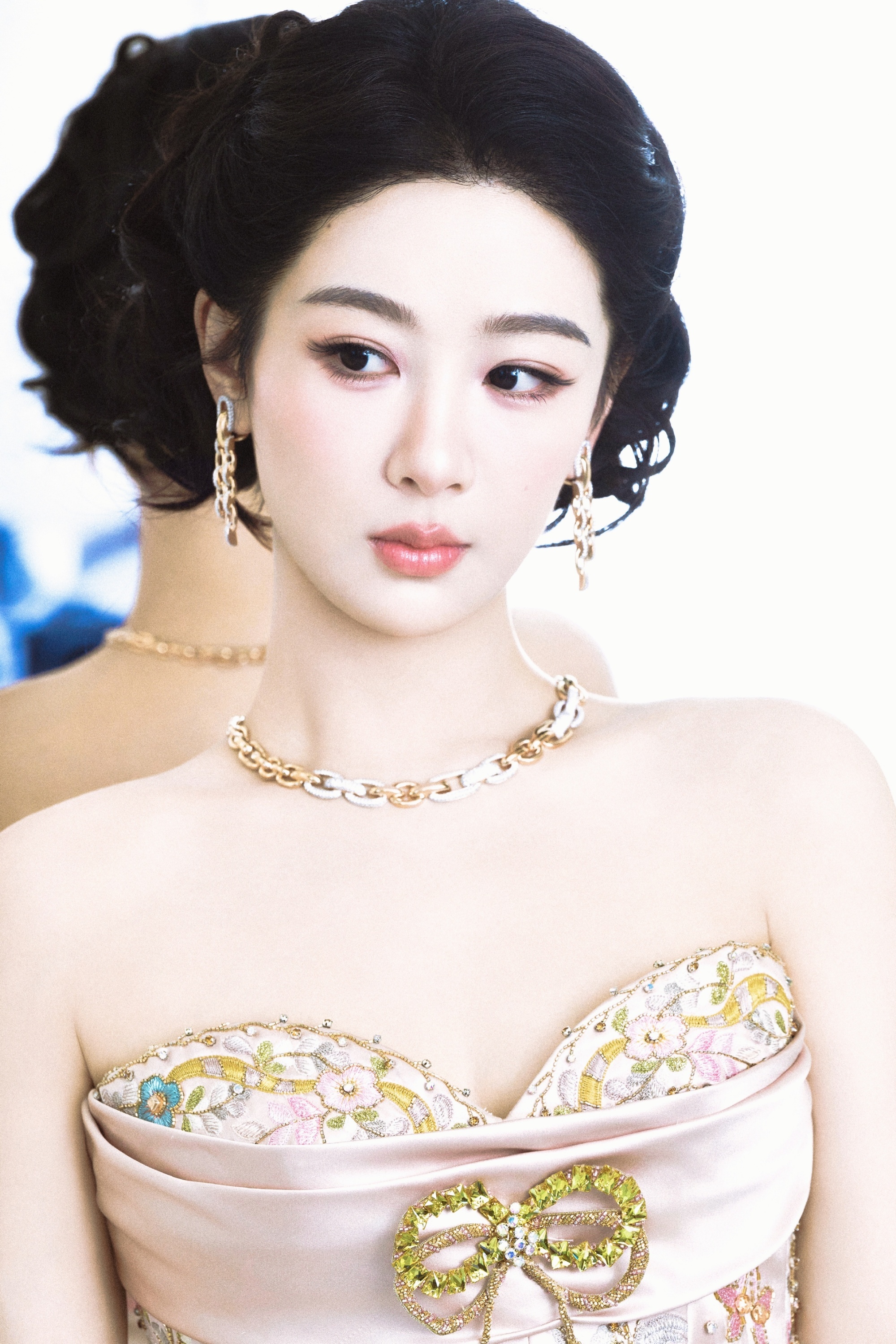 杨紫 yz杨紫金色闪钻高定 yz杨紫有种气血充足的美 “有你在, 四季皆浪漫, 