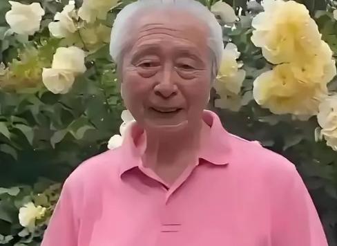 87岁名嘴宋世雄近况曝光，独自一人住在北京工体附近的养老院，儿女都在国外，身边连