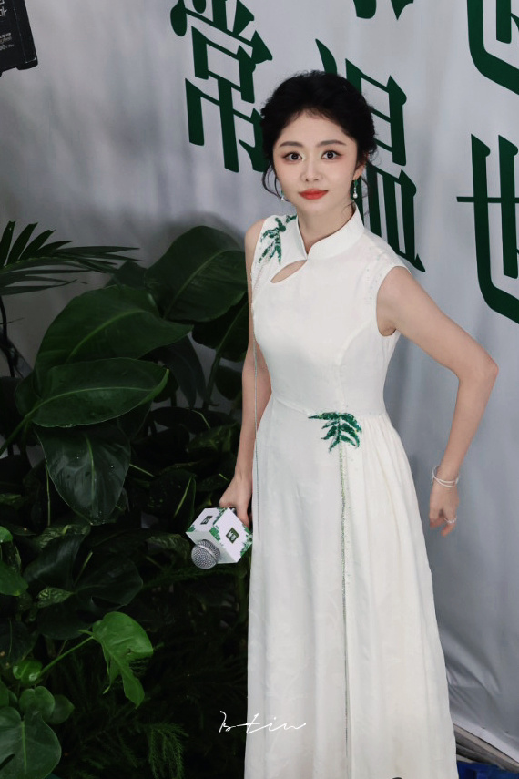 谭松韵升咖后首秀glass盛典周庄！！谭松韵参加的话，请保持今天这种盘发旗袍造型
