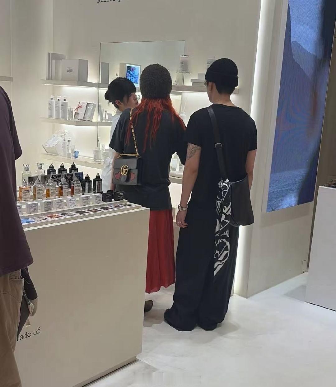 韩国偶遇泫雅龙俊亨逛街韩国偶遇泫雅龙俊亨逛街！网友偶遇泫雅龙俊亨逛街