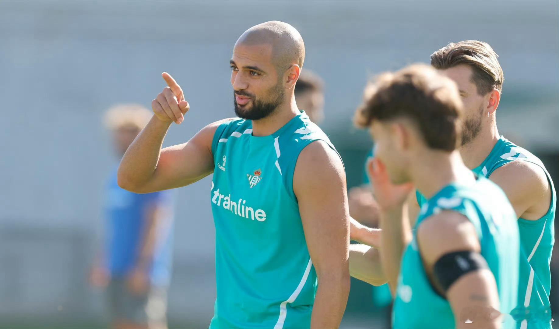 弗兰基·德容已退烧并恢复训练✅ 费尔明参加了部分训练，并将入选对阵贝蒂斯的比赛阵