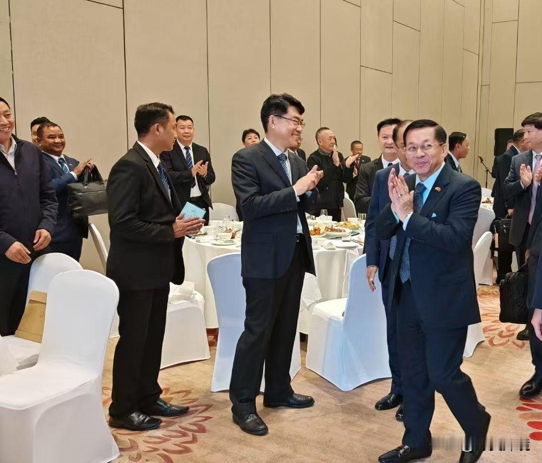 敏莱昂当选缅甸总统

去年，我曾在头条发布一篇题为《平易近人的总统》的文章，其中