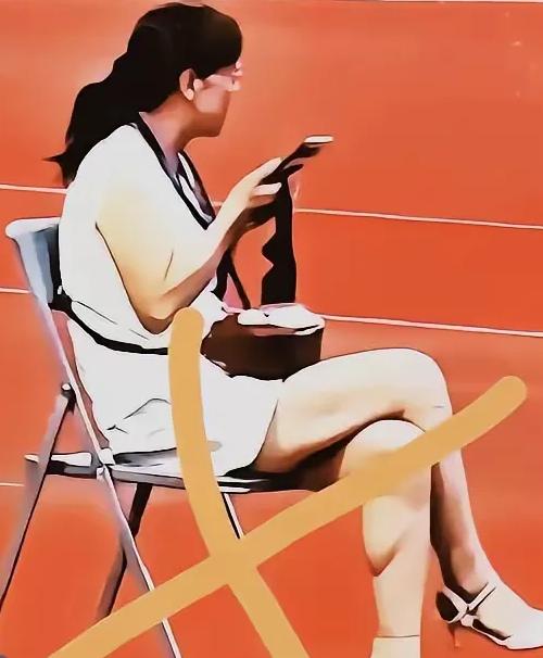 这个女子，只因升国旗的时候坐着玩手机，直接被公司开除，还被通报永不录用。

事情