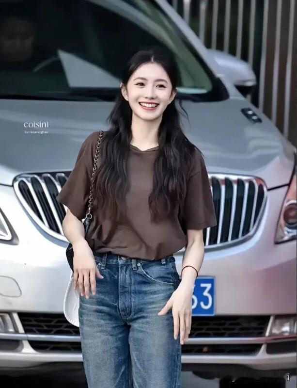 这位大波浪卷长发的美女好漂亮，颜值看着比赵丽颖和杨幂都要好看一些，巴掌大的小脸特