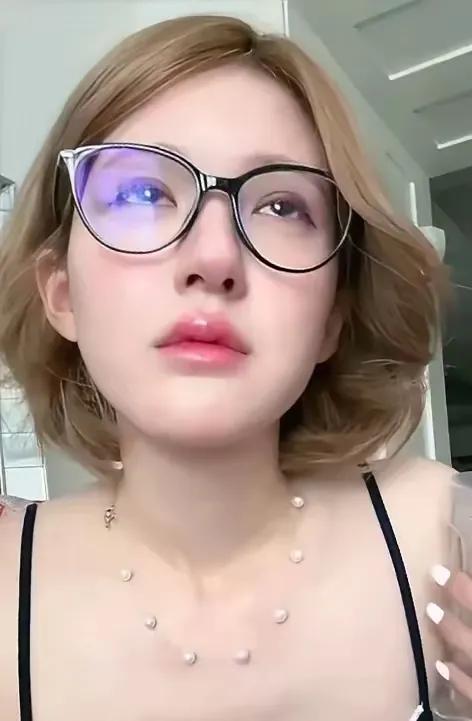 赵露思大瓜！！
近日在直播中控诉公司的不合理对待，引发关注。
 
她表示，前年爷